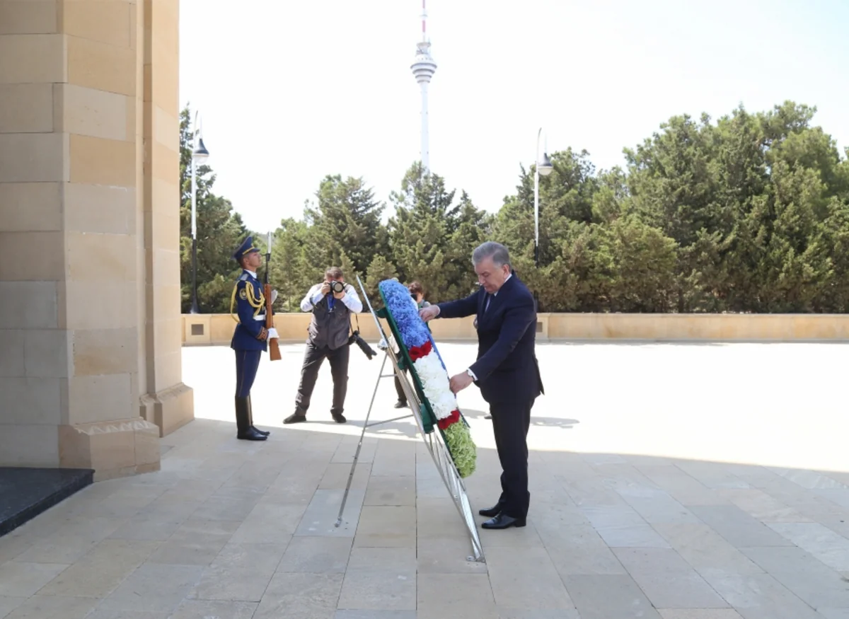 Özbəkistan Prezidenti şəhidlərin xatirəsini ehtiramla yad edib