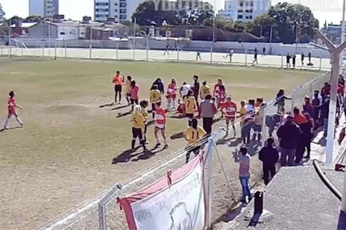 Argentinada oyun zamanı qadın futbolçular arasında kütləvi dava olub - VİDEO