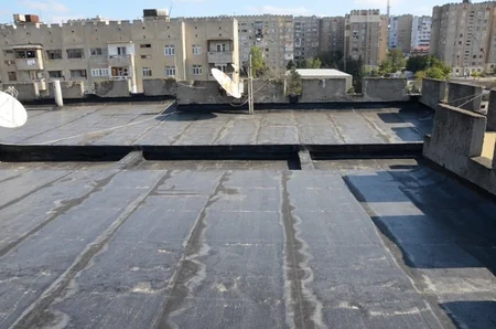 Bakıda dam örtükləri təmir olunur