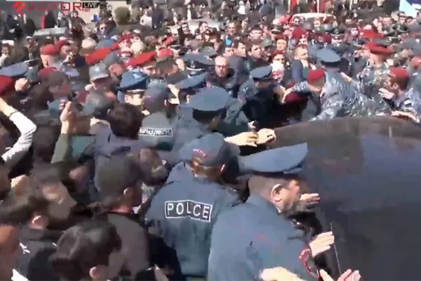 Перед зданием суда в Ереване началась потасовка  - ОБНОВЛЕНО - ВИДЕО