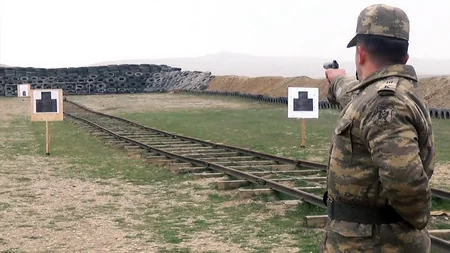 Курсанты выполняют упражнения по стрельбе - ВИДЕО