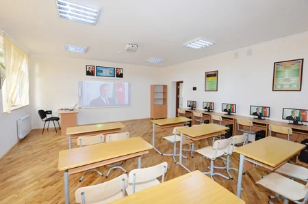 Prezident İlham Əliyev Bakıda 212 saylı məktəbdə yaradılan şəraitlə tanış olub