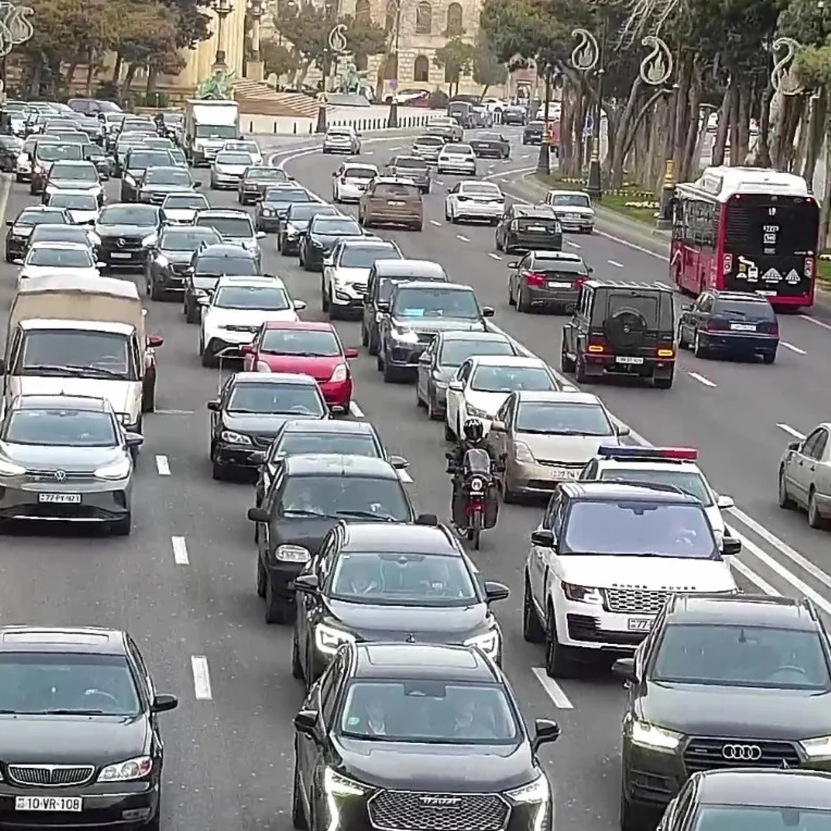 Bakıda tıxac yaranan yolların adları açıqlanıb