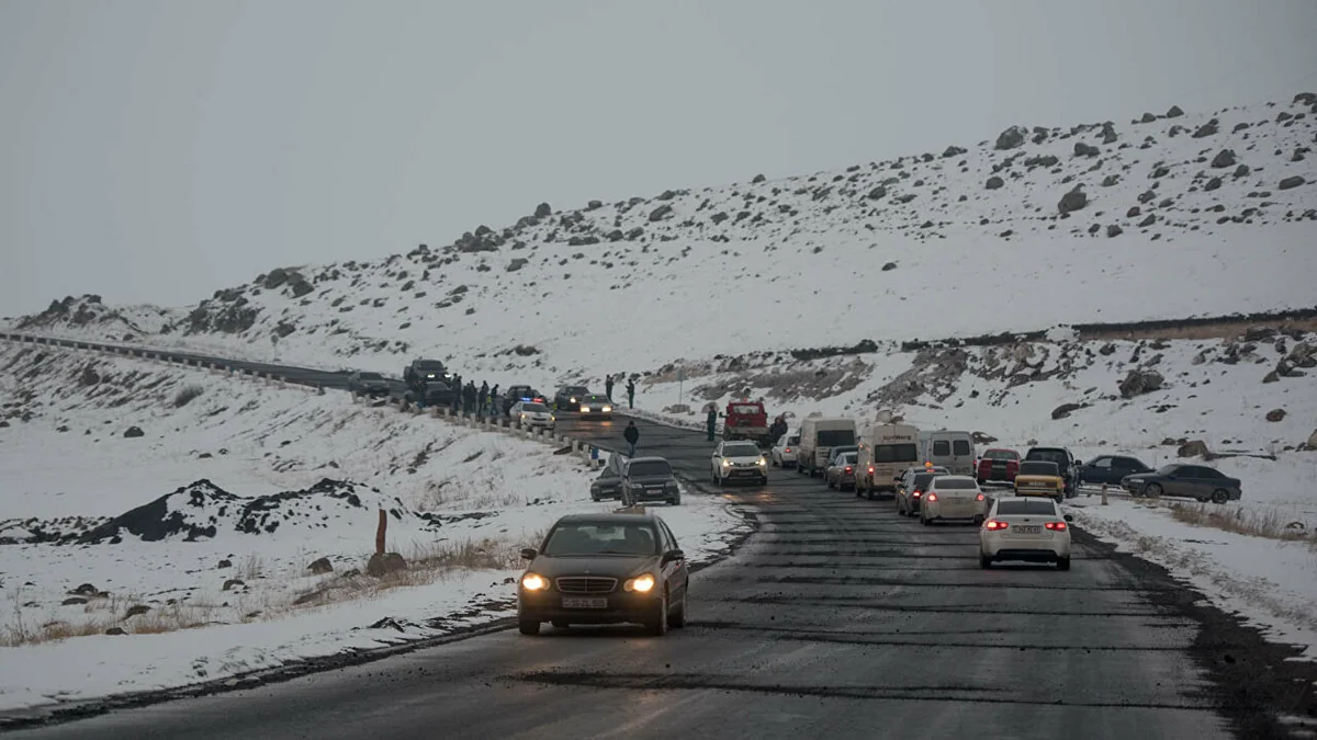 Ermənistanda zəncirvari yol qəzası baş verib, 4 hərbçi yaralanıb