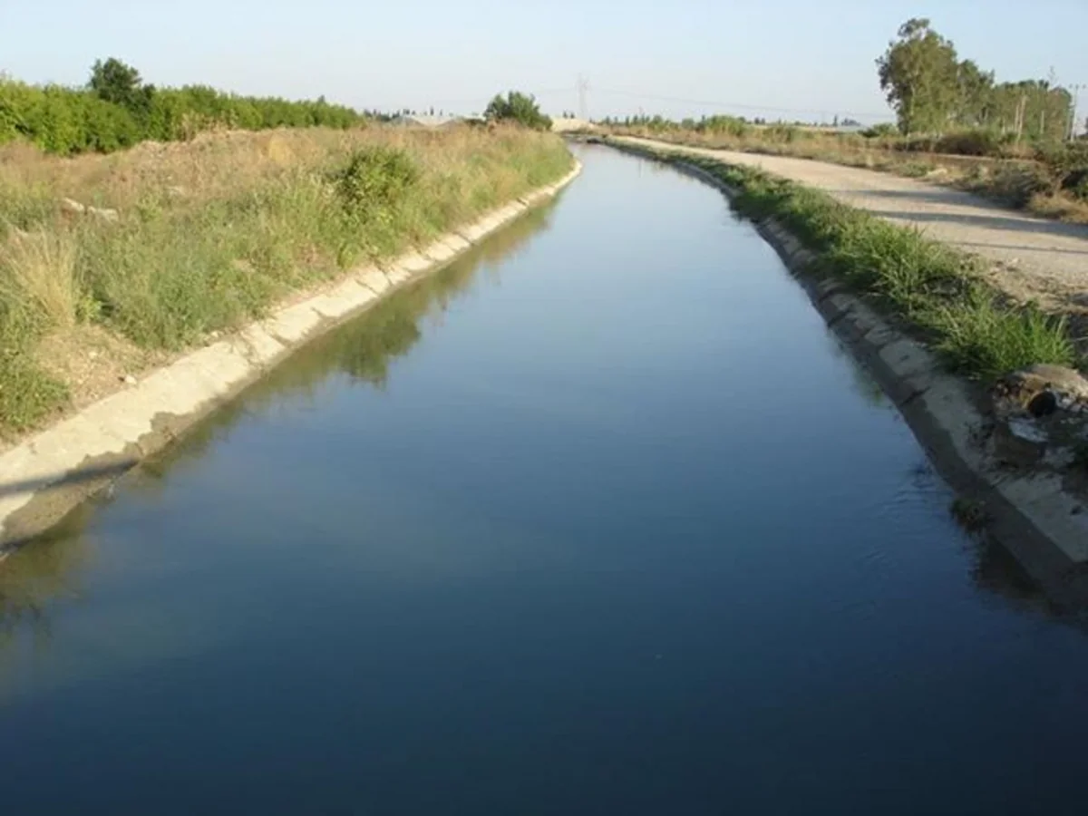 В Гусаре трактор упал в канал, водитель утонул