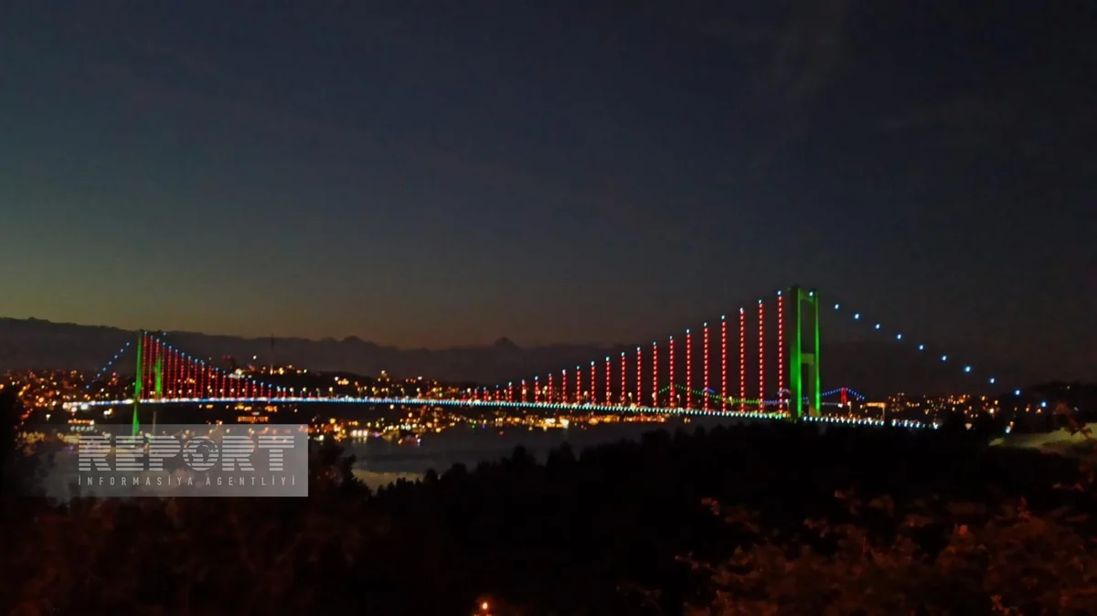 İstanbul körpüləri Azərbaycan bayrağının rəngləri ilə işıqlandırılıb