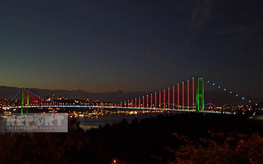 İstanbul körpüləri Azərbaycan bayrağının rəngləri ilə işıqlandırılıb