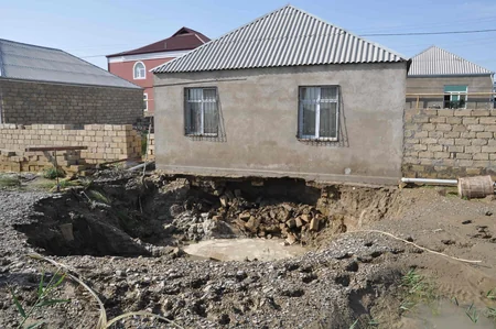 Bakıda təzyiqli magistral su kəmərində qəza baş verib
