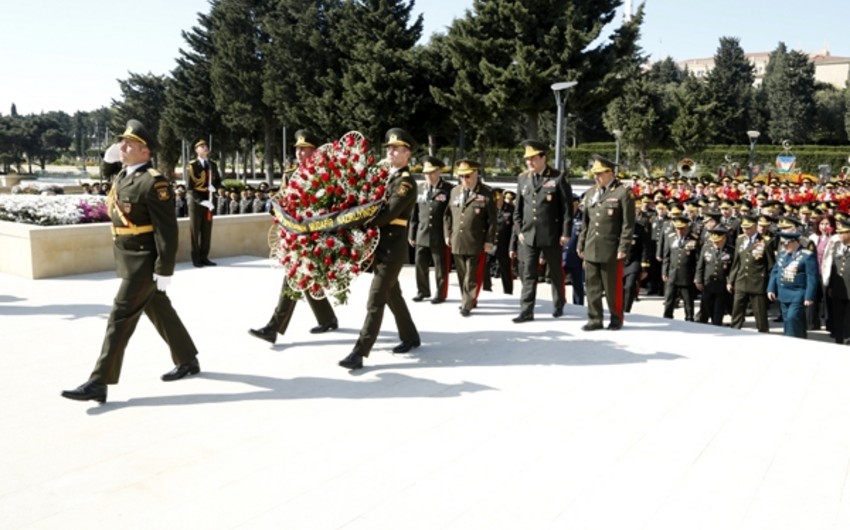 Müdafiə Nazirliyinin rəhbərliyi Həzi Aslanovun abidəsini ziyarət edib