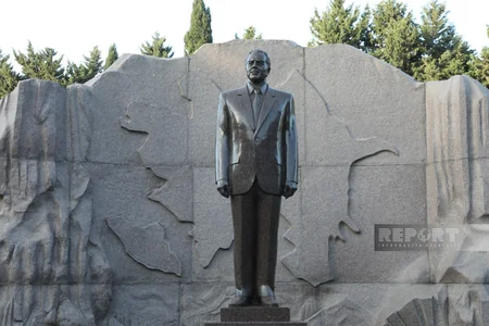 Kamran Əliyev prokurorluq işçilərinin peşə bayramı münasibətilə Fəxri xiyabanı ziyarət edib