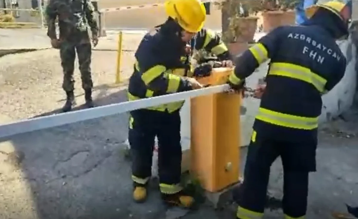 FHN Bakıda reyd keçirib, binaların yaxınlığındakı süni maneələr aradan qaldırılıb