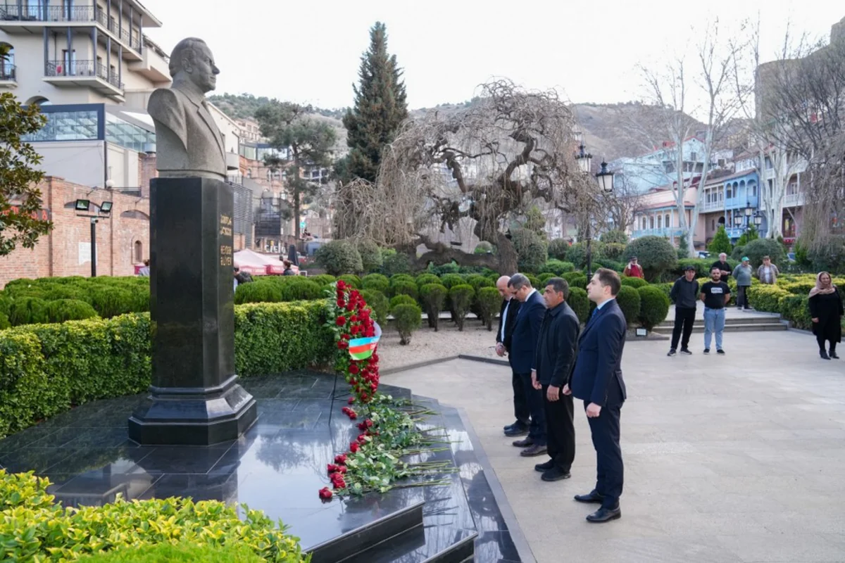 Tbilisidə Ulu Öndər Heydər Əliyevin abidəsi ziyarət edilib