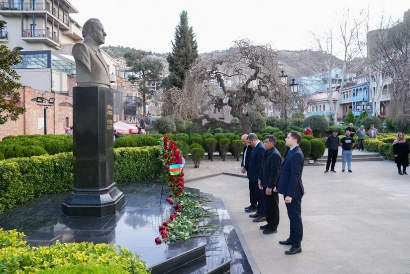 Tbilisidə Ulu Öndər Heydər Əliyevin abidəsi ziyarət edilib
