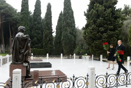 Prezident İlham Əliyev ümummilli lider Heydər Əliyevin məzarını ziyarət edib