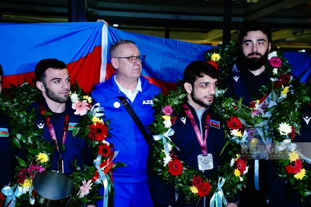 Avropa çempionatında tarixi uğura imza atan güləşçilərimiz Vətənə qayıdıb
