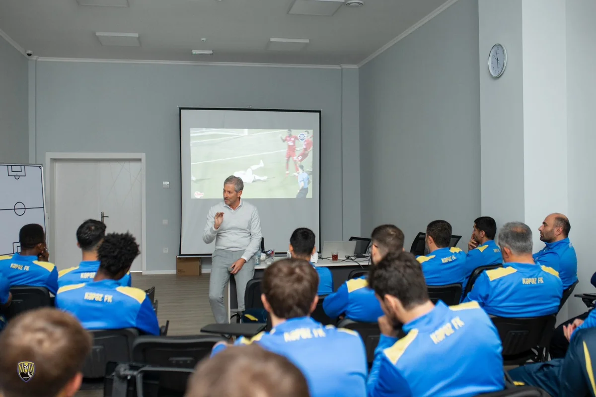 Frank De Blekere Kəpəzin futbolçuları ilə görüşüb