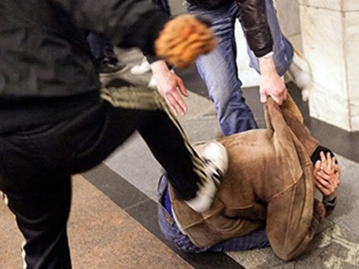 В Баку при выходе из метро парень подвергся разбою