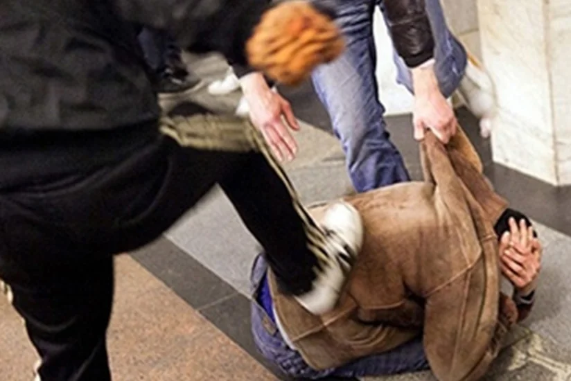 В Баку при выходе из метро парень подвергся разбою