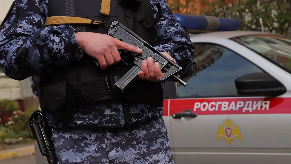 На северо-западе Москвы мужчина выстрелил в двух сотрудников Росгвардии