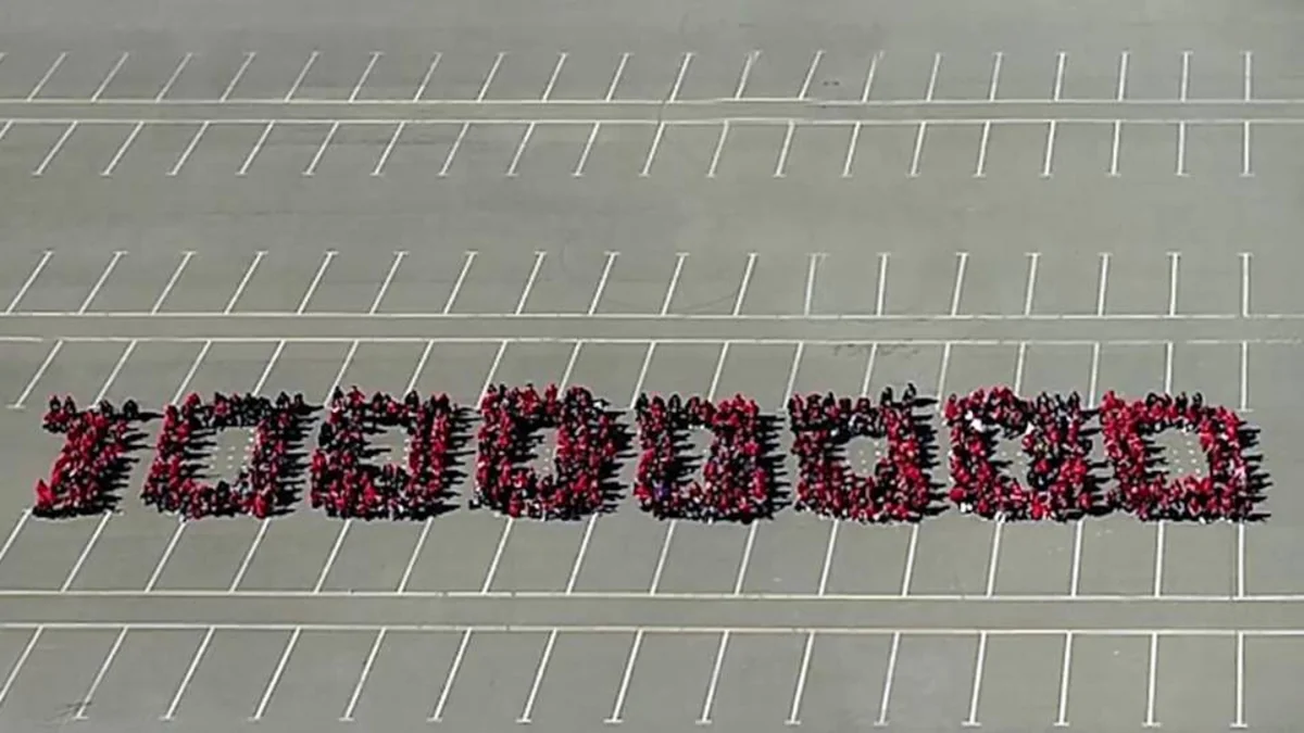 Gənclər Bayraq Meydanında 10 milyonuncu sakinin şərəfinə fləş-mob edib