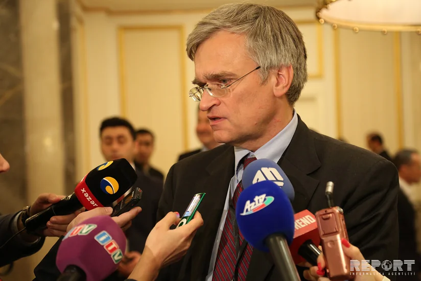 ​Питер Семнеби: Неурегулированность нагорно-карабахского конфликта вызывает обеспокоенность