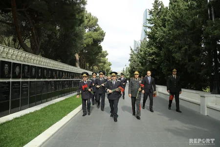 Prokurorluq işçiləri Fəxri və Şəhidlər xiyabanlarını ziyarət ediblər