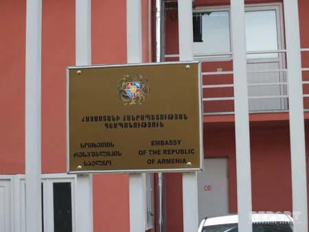 Вынужденные переселенцы из Абхазии провели акцию протеста у посольства Армении в Грузии