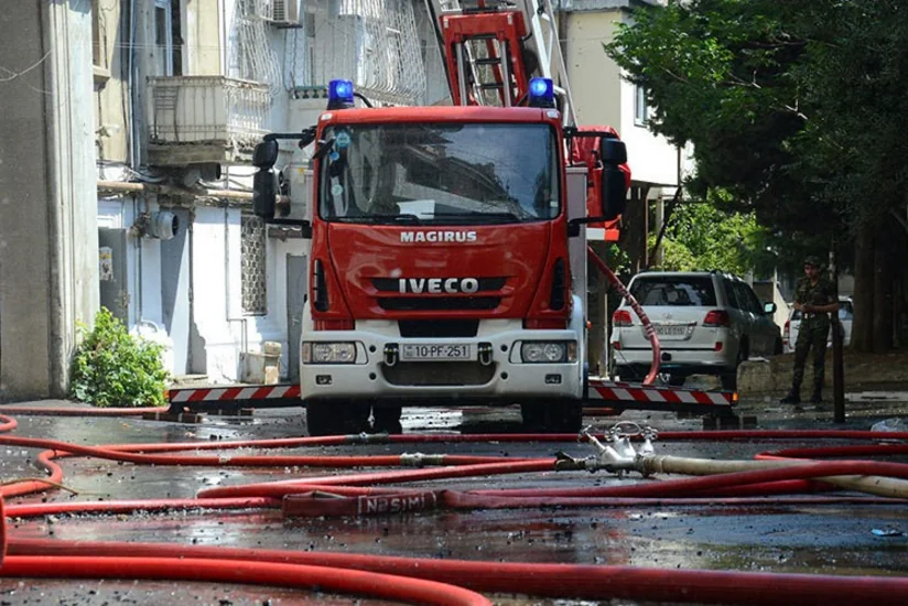 Пожар в жилом здании в Баку, пострадали 2 человека