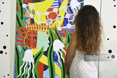 Nine Senses Art Centerdə azərbaycanlı rəssam Raminə Səadatxanın fərdi sərgisi açılıb