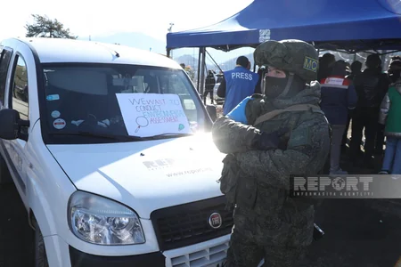 На дороге Шуша - Ханкенди продолжается акция протеста, звучит гимн Азербайджана