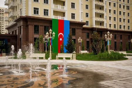 Bakının ən iri həyətində - “Renessans Palace”da Bayraq günü tədbiri keçirilib