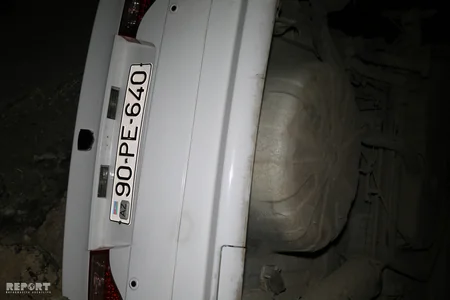 Bakıda avtomobil yol nişanının olmadığı quyuya düşüb - FOTO - VİDEO - YENİLƏNİB