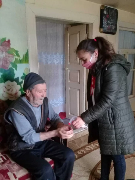 Kənd müəllimləri evdə maska tikərək pulsuz paylayır
