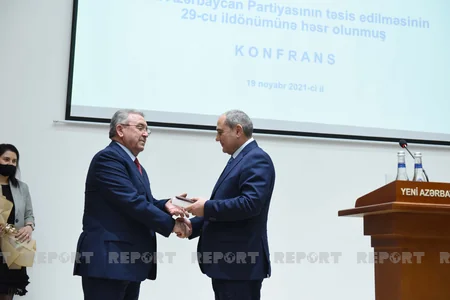 Arif Rəhimzadə və Misir Mərdanova mükafatlar təqdim olunub