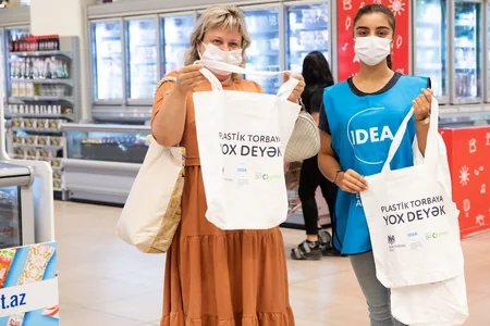 Plastiksiz iyul hərəkatı çərçivəsində alıcılara eko-çantalar paylanılıb