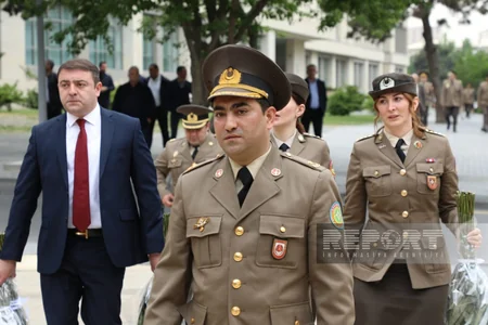 Azərbaycan xalqı Fəxri xiyabanda Ümummilli Liderin məzarını ziyarət edir