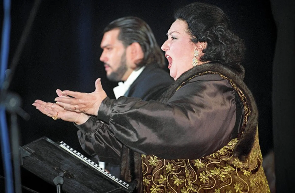 Montserat Kabalye vəfat edib