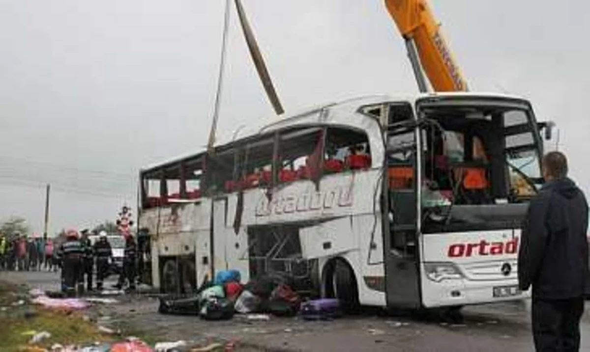 İranda sərnişin avtobusu qəzaya uğrayıb: 16 ölü, 12 yaralı var