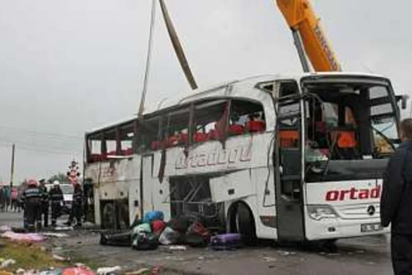 ​Туристический автобус перевернулся в Иране, 16 человек погибли
