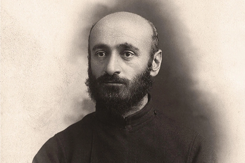 Parisdə erməni bəstəkarın heykəlinə saxtakar yazılıb