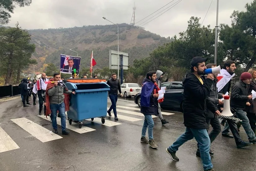 В Тбилиси проведена акция протеста против председателя правящей партии Грузии