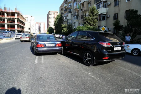 Bakıda Rusiya qeydiyyat nömrəli avtomobil qəza törədib, yaralanan var - FOTO