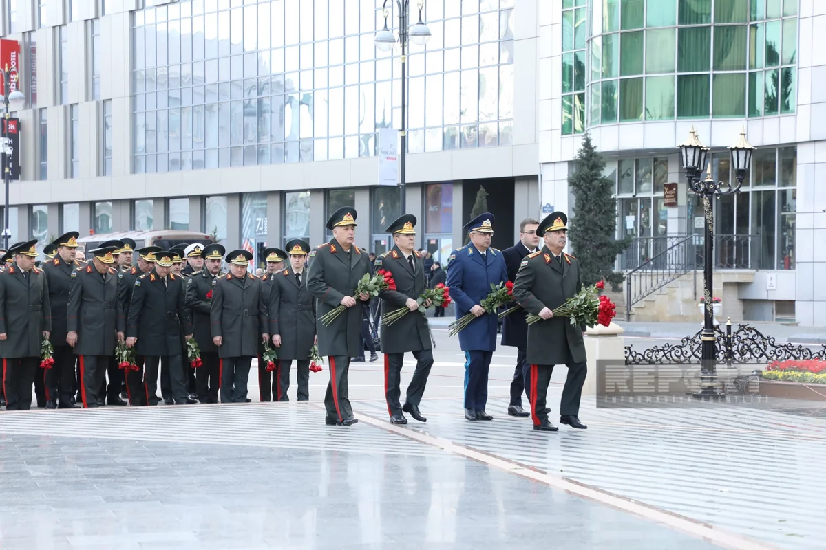 Представители Минобороны и ГПС посетили памятник Крик матери