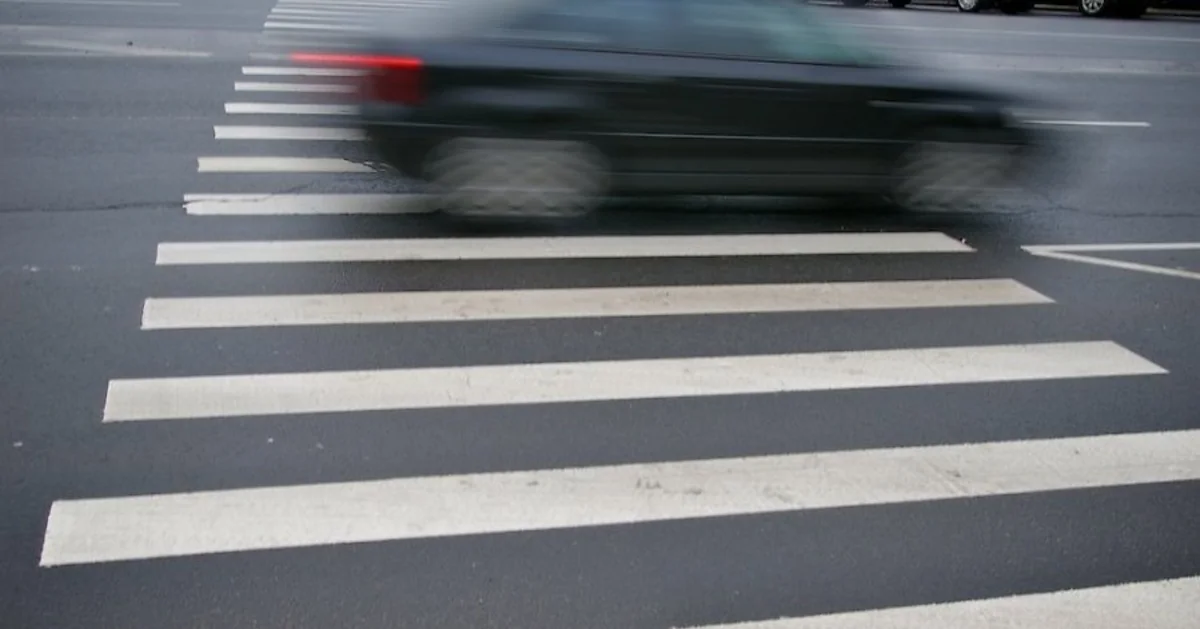 Salyanda yolu keçmək istəyən 2 piyadanı avtomobil vurub