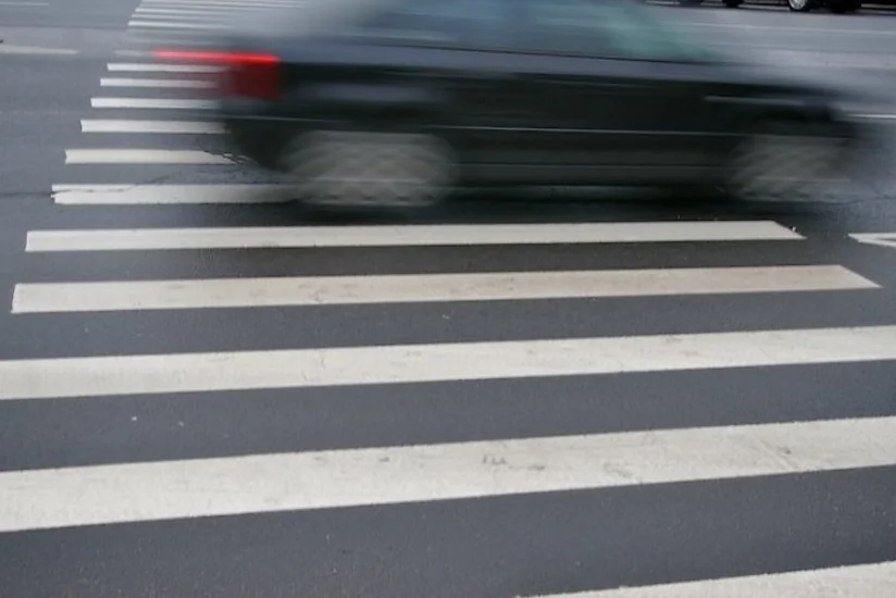 Salyanda yolu keçmək istəyən 2 piyadanı avtomobil vurub