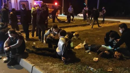Türkiyədə mikroavtobus təcili yardım maşını ilə toqquşdu, xəsarət alanlar var