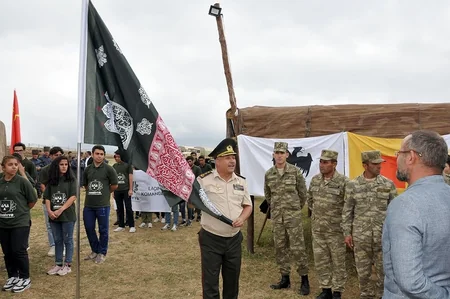 Hərbiyyə - 2019 hərbi-vətənpərvərlik düşərgəsində Azərbaycanın tarixi bayraqlarının sərgisi açılıb