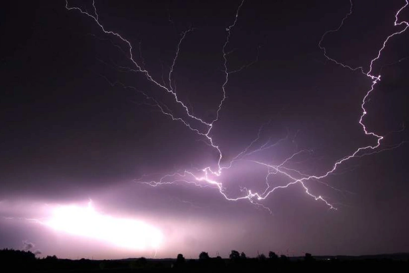 Drezdendə ildırım vurması nəticəsində 10 nəfər xəsarət alıb