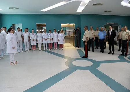 Zakir Həsənov hərbi hospitalda müayinə və müalicə olunan hərbçilərlə bağlı tapşırıqlar verib