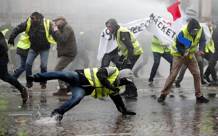 French expert: What happened in Paris put the country into difficult situation